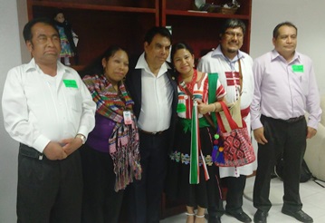 El diputado oaxaqueño con la comisión de indígenas  chiapanecos que acudió a San Lázaro