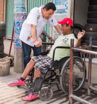 José Domínguez, quien sufre de discapacidad, solicitó su apoyo a Fayad para autoemplearse