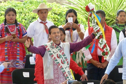 El Presidente Peña Nieto, recibió una emotiva ovación por parte de las comunidades indígenas