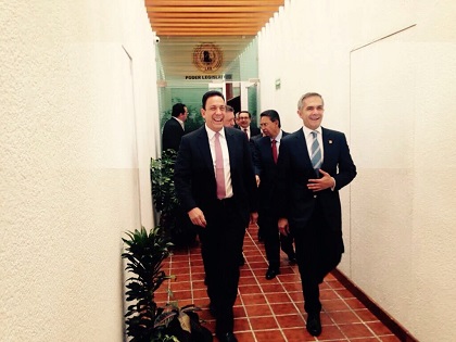 Omar Fayad y el Jefe de Gobierno, Miguel Ángel Mancera,  caminan por los pasillos del Congreso Local 