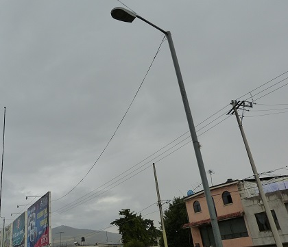 Los anuncios son iluminados con reflectores, que son alimentados con la corriente eléctrica del alumbrado público.