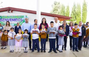 Entrega de uniformes escolares a estudiantes de Metepec