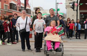 Familias hidalguenses acuden a Plaza Juárez a gritar: ¡Viva México!