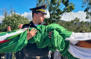 Contraloría encabeza ceremonia de arriamiento de la bandera nacional