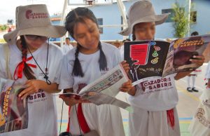 IHE entrega gaceta del Programa Cazadores de Saberes en primaria indígena de la comunidad del Deca