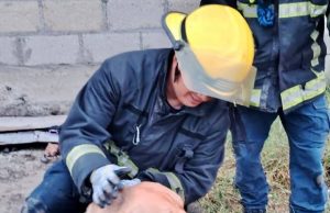 Bomberos rescatan a canino que cayó a una cisterna