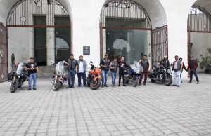 Gran rodada nocturna, velocidad y rock en la feria que Late con Orgullo