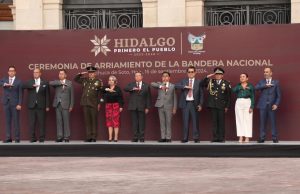 Acto de identidad patria: Menchaca Salazar lidera ceremonia de Arriamiento de Bandera en Plaza Juárez