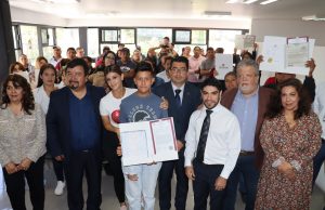 Sebiso entrega a actas de doble nacionalidad a hijas e hijos de migrantes