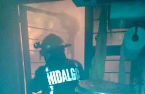 Bomberos atienen explosión en vivienda de Pachuca