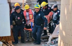 Bomberos rescatan a hombre que cayó en construcción