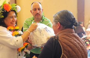 Sin intermediarios, Edda Vite entrega apoyos a comunidades afectadas por lluvias en Tlahuiltepa