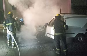 Bomberos sofocan incendio en vehículo