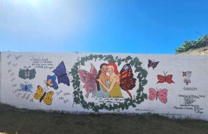 Mujeres realizan mural dedicado a la sororidad