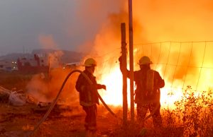 Bomberos atienden incendio en centro de reciclaje