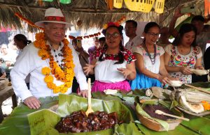 Menchaca Salazar recorre centro ceremonial del Xantolo 2024
