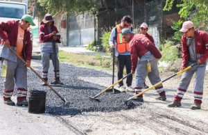 Continúan los trabajos de bacheo en el tramo Huejutla – Tehuetlán, fortaleciendo la infraestructura vial en la región
