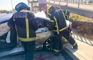 Bomberos atienden accidente en bulevar Santa Catarina