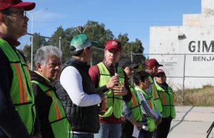 Se embellece Pachuca con nochebuenas durante la temporada navideña