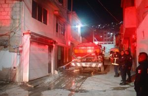 Bomberos rescatan hombre atrapado en incendio