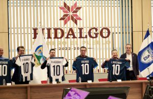Tuzos del Pachuca presentan sus trofeos 2024 al gobernador de Hidalgo