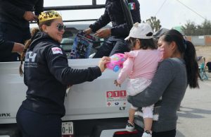 Secretaría de Seguridad Tránsito y Vialidad de Pachuca reparten juguetes