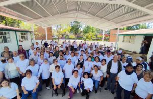 Gobernador Julio Menchaca atiende demanda de adultos mayores