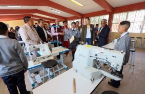 Estudiantes de San Salvador reciben equipamiento para talleres