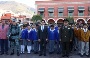 Alejandro Velázquez encabeza lunes cívico en Plaza Juárez