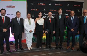 Julio Menchaca recibe la medalla Sendero de Honor de Concanaco Servytur