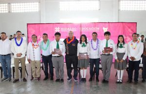 Estudiantes de la Huasteca hidalguense reciben tabletas electrónicas