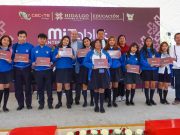 Estudiantes de media superior en el Valle del Mezquital reciben tabletas