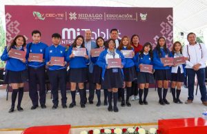 Estudiantes de media superior en el Valle del Mezquital reciben tabletas