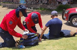 Bomberos brindan atención médica a visitantes