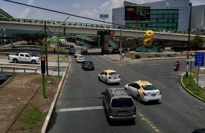 Instalan nuevo semáforo en Pachuca para reforzar la seguridad vial y peatonal