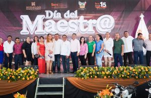 Reconocen apoyo del alcalde a la educación en festejo docente