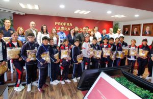 IHE entrega uniformes a delegación hidalguense rumbo a Torneo Nacional de Fútbol