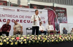 Julio Menchaca supervisó entrega de apoyos en Xochicoatlán