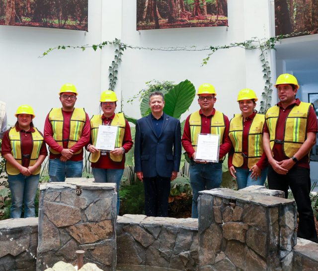 150725 Gobernador Entrega de Ceertificación por parte de la EMA al laboratorio de control de calidad y materiales-21