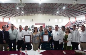 Reconocen a Alfredo San Román por su compromiso con la educación en Huejutla