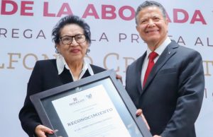 Entregan Presea Jurídica 2025 a jurista hidalguense destacada