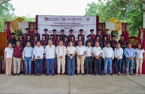 Telebachillerato de Xiquila reconoce labor de Alfredo San Román y Kristel Rodríguez