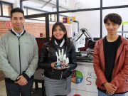 Estudiantes de la UPT desarrollan mano robótica que traduce lenguaje de señas