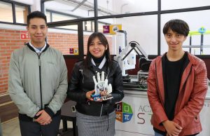 Estudiantes de la UPT desarrollan mano robótica que traduce lenguaje de señas