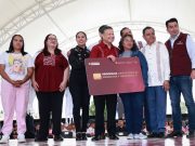 Julio Menchaca entrega apoyos económicos a más de 34 mil hidalguenses