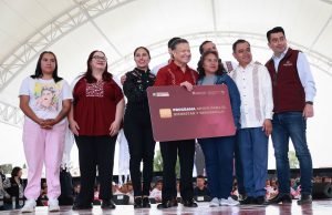 Julio Menchaca entrega apoyos económicos a más de 34 mil hidalguenses