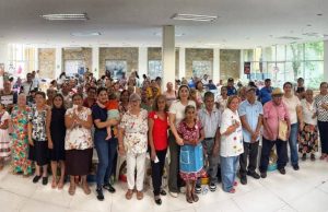 Alfredo San Román y Kristel Rodríguez rinden homenaje a adultos mayores