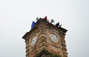 Realizan trabajos de limpieza en el Reloj Municipal de Huejutla