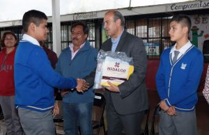 Benefician a más de mil 800 estudiantes de Acatlán con apoyos educativos