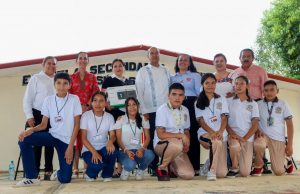 Natividad Castrejón entregó equipo educativo y techumbre en escuelas de San Felipe Orizatlán y Calnali